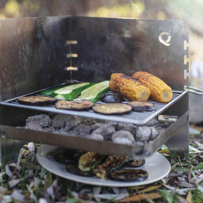 Wir finden: Ein mobiler Campinggrill muss alles können. Deshalb hält der FireQ auch Essen warm.