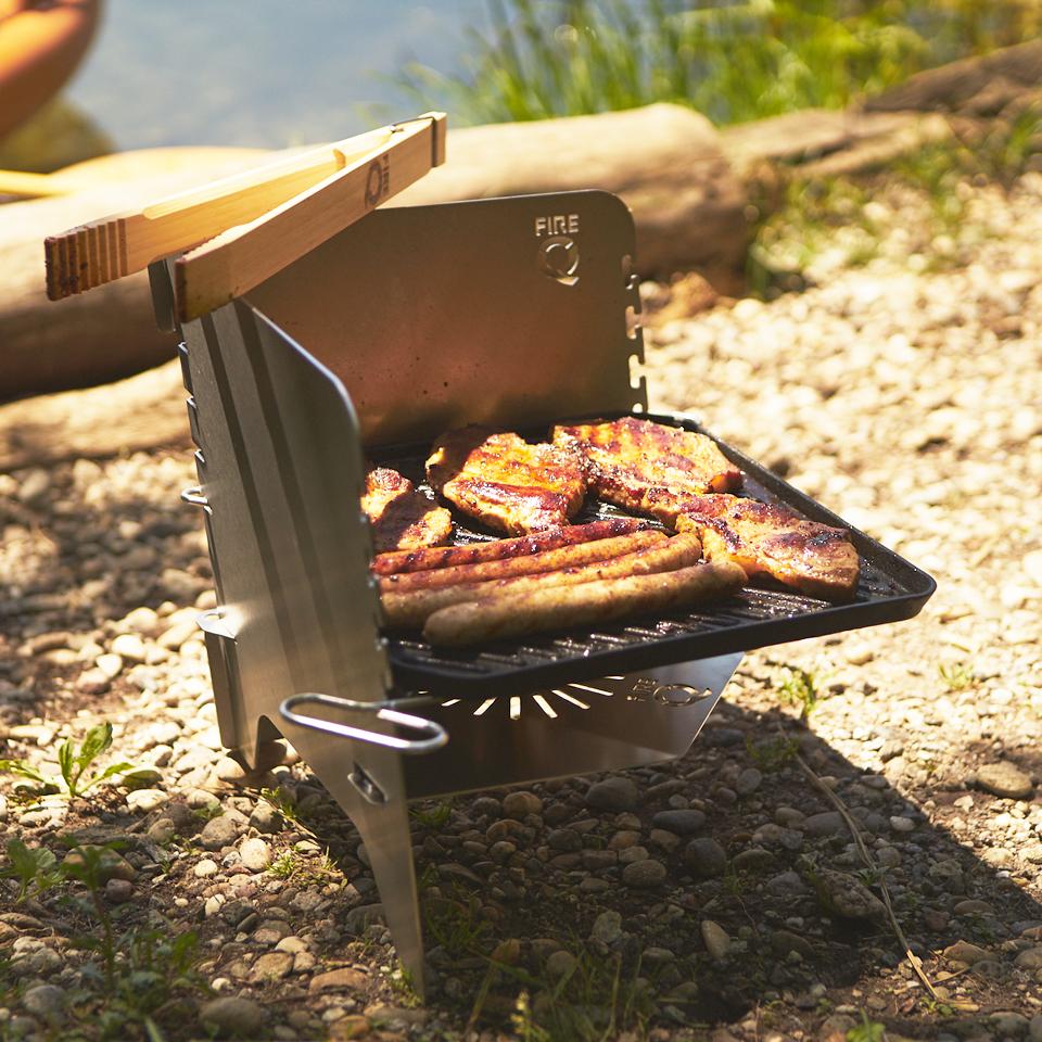 Der FireQ Gas im Sonnenlicht mit leckerem Grillgut