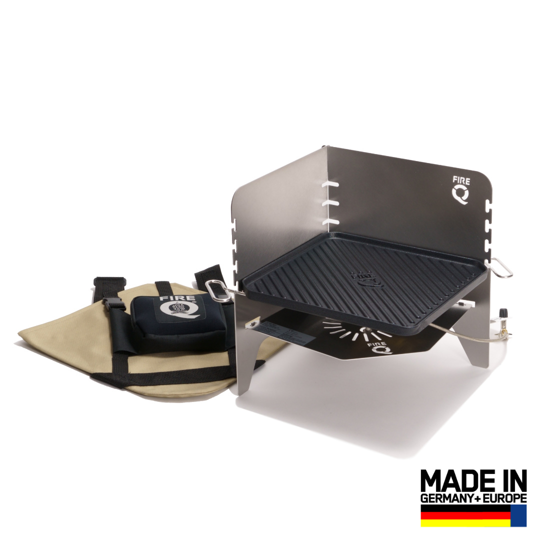 FireQ Reisegrill als Gasgrill und Gaskocher aufgebaut mit Tasche in Sand