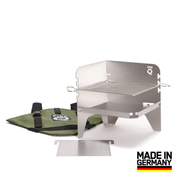 Der FireQ Reisegrill in der Mini Edition aufgebaut mit der Tasche in Olive mit Anzündblech